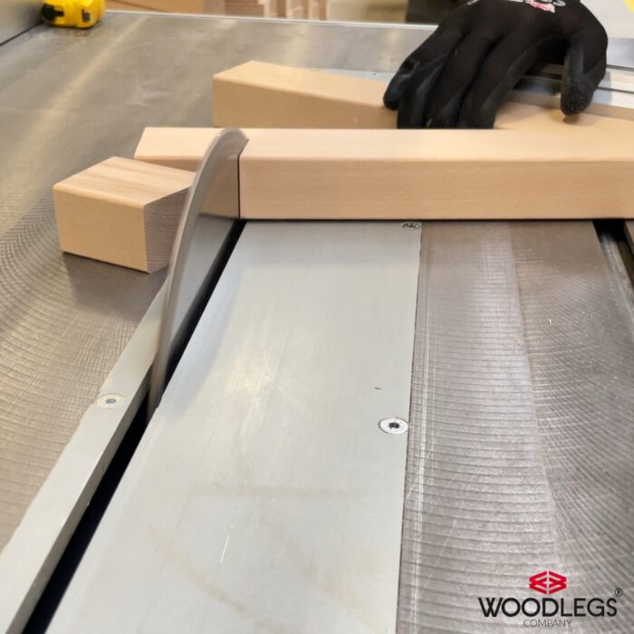 Usługa-ciecia-na-wymiar-nog-drewnianych